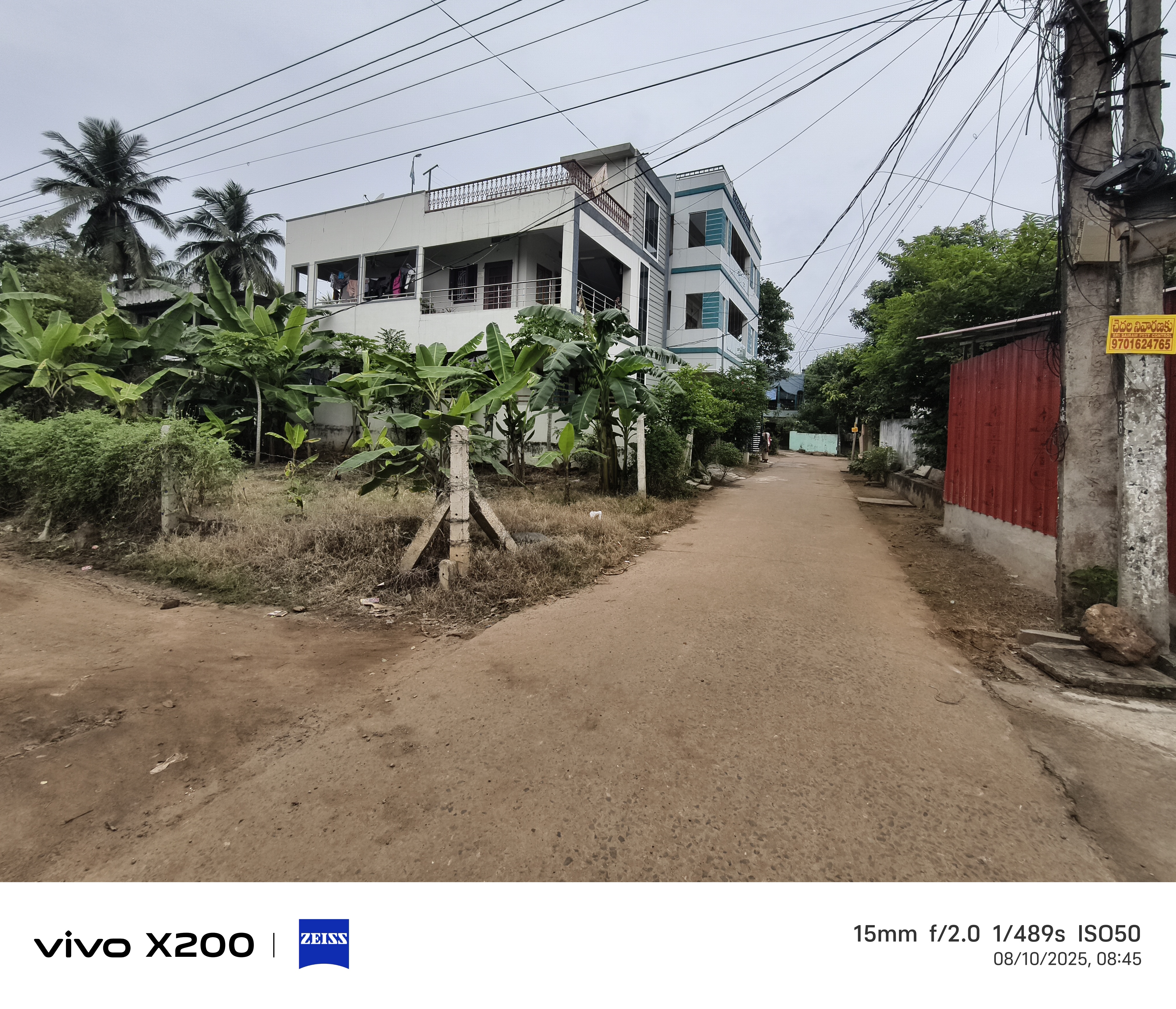 అపార్ట్మెంట్ లు బ్యాంకు ల మజ్జలో ఇల్లు కట్టుకోవడానికి అనువైన 4 సెంట్ల స్థలం